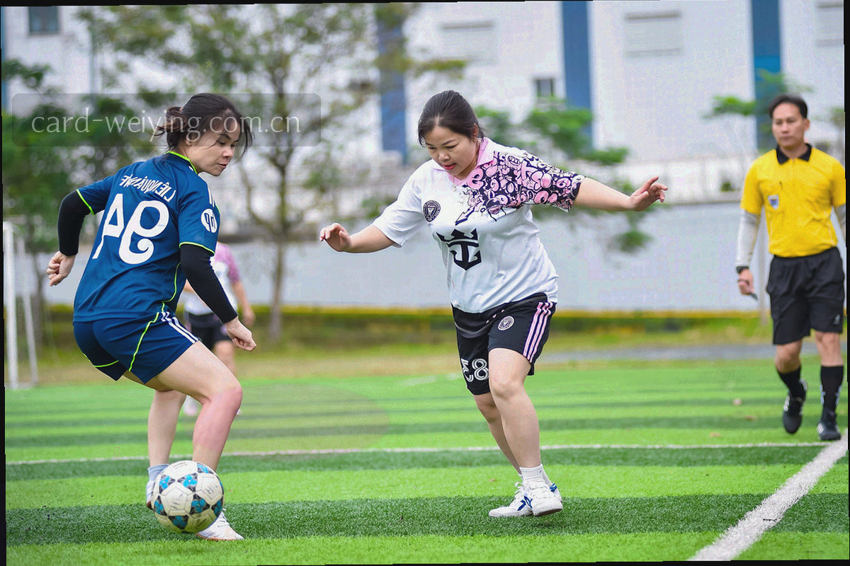 看台灯光与草皮细节的低角度画面，色温偏暖